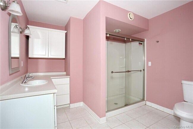 Building Photo - 80 Old Quaker Hill Rd