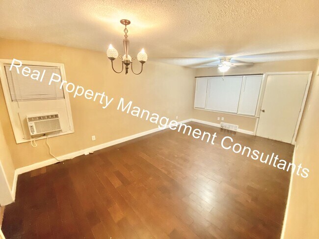 Building Photo - Charming 2-Bedroom Bungalow with Inviting ...