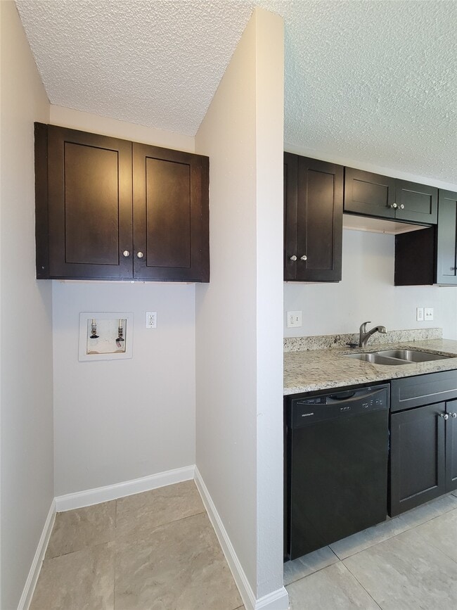 Building Photo - 8530 Quail Burg Ln
