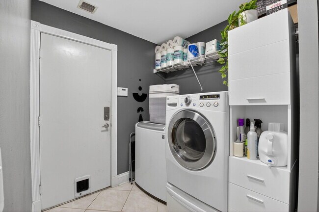 Building Photo - 3943 Westchester Way