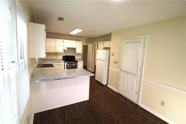 Building Photo - 2320 Ridgedale Dr SW