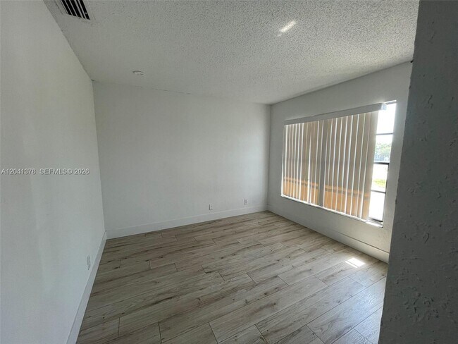 Building Photo - 2580 Coral Springs Dr