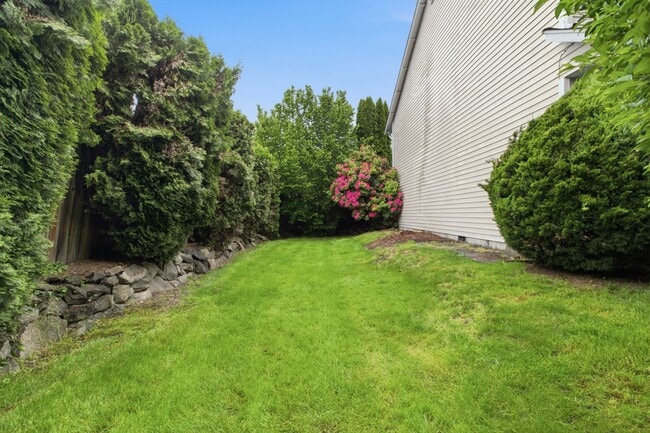 Building Photo - Peaceful Corner Townhome in the Heart of Sumner
