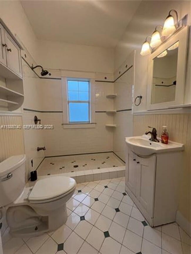 Building Photo - 130 SW 1st Ave