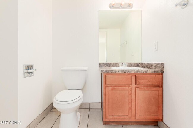 Building Photo - 2415 W Greenway Rd