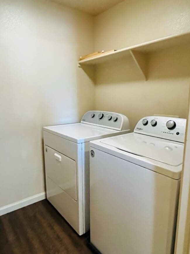 Building Photo - Beautiful Tri-Level Condominium in Gated Elk Grove Community!