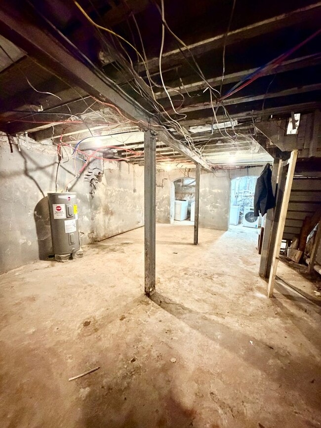 Building Photo - Rare 5-Bedroom Gem in Kingsessing