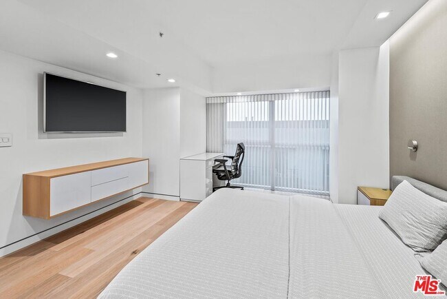 Building Photo - 13700 Marina Pointe Dr