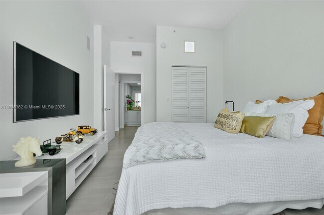 Building Photo - 1155 Brickell Bay Dr