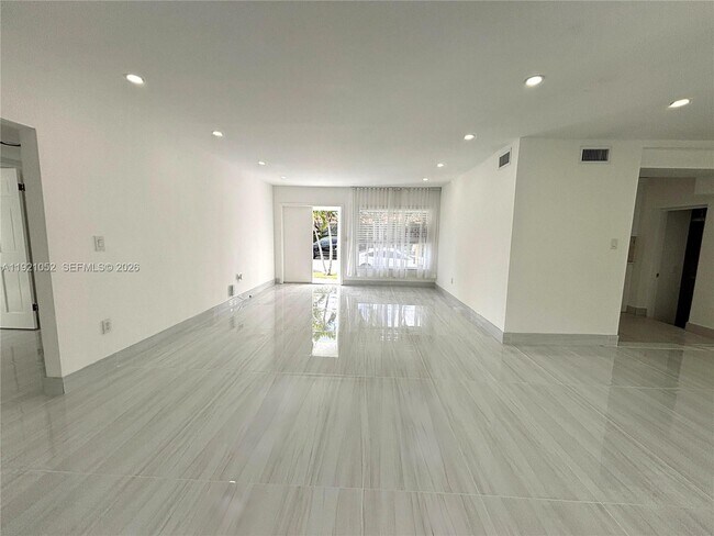 Building Photo - 725 91st St