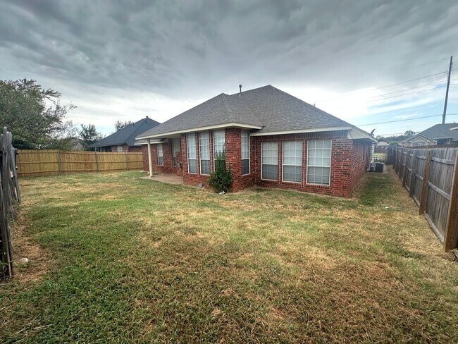 Building Photo - 2504 Thomas Dr