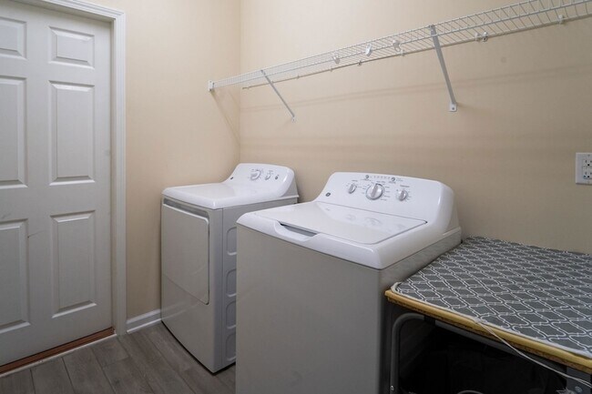 Building Photo - 543 Aventurine Ave