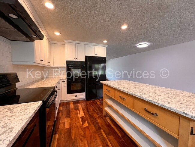 Building Photo - Beautifully Remodeled Gresham Ranch