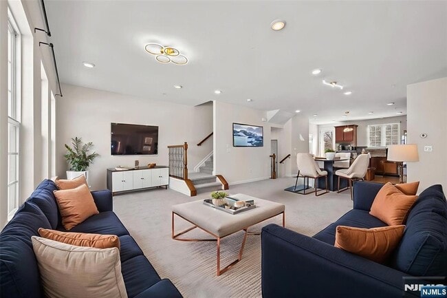 Building Photo - 9 Landmark Ln