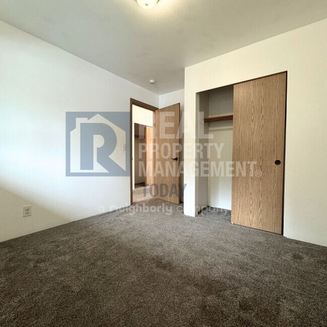 Building Photo - SJS 547 LLC - 15515 (Cascade group - Silver)