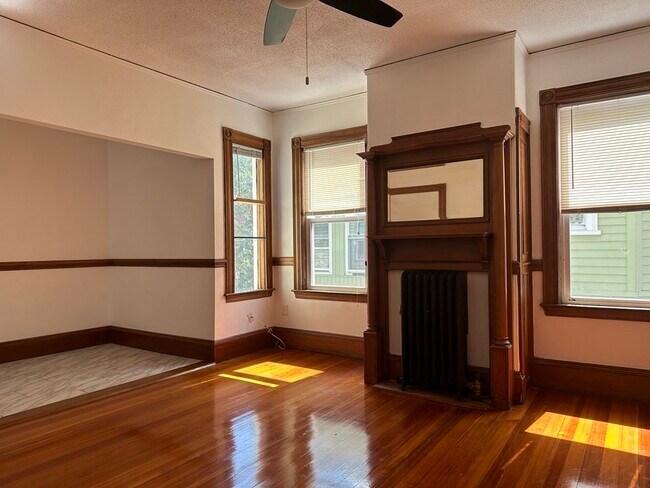 Building Photo - 364 Centre St