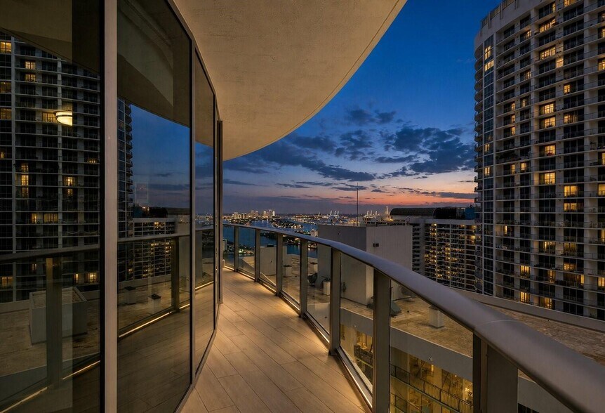 Building Photo - 1900 N Bayshore Dr