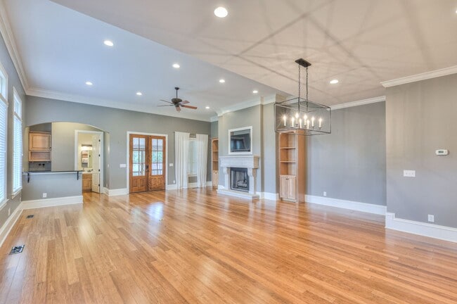 Building Photo - Stunning Executive Townhome in the Heart o...
