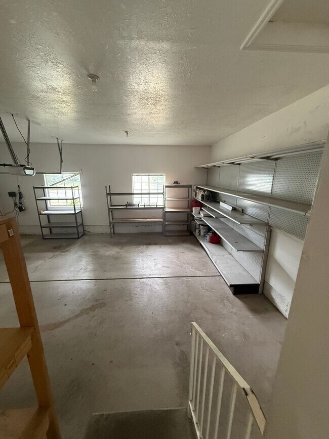 Building Photo - Dual-Living 6-Bed Rambler | 2 Kitchens & 2 Laundry Rooms!