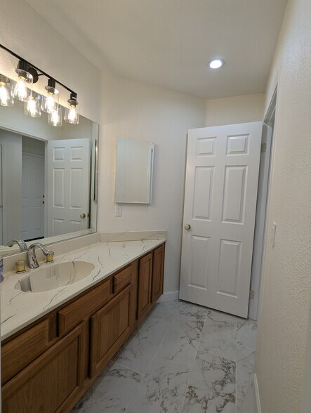Building Photo - 42057 Parkmont Dr