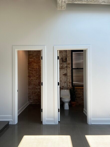 Building Photo - 1702 W 19th St