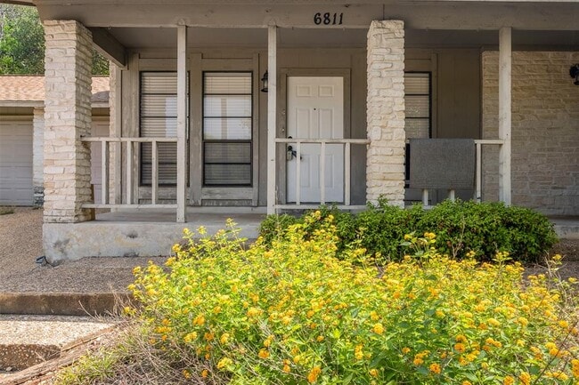 Building Photo - 6811 Thorncliffe Dr
