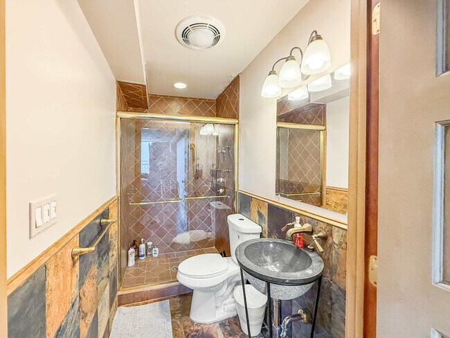 Building Photo - 602 S Front St