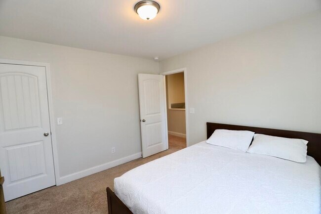 Building Photo - 545 Curlew Cir