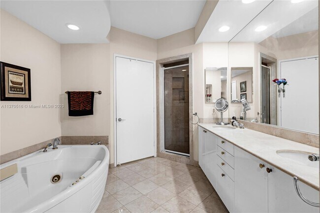 Building Photo - 789 Crandon Blvd
