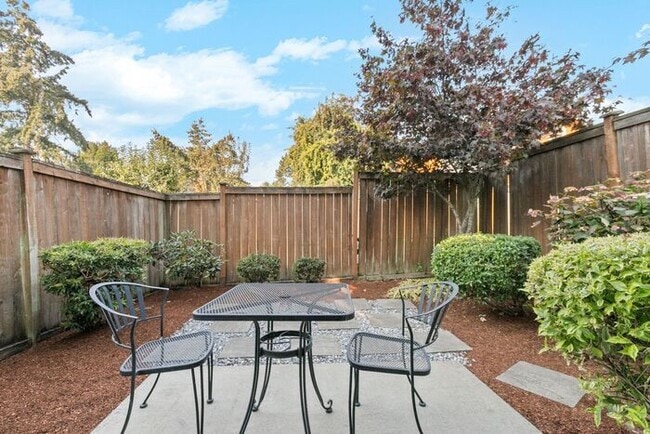 Building Photo - BEAUTIFUL Urban Townhome in Coveted West S...