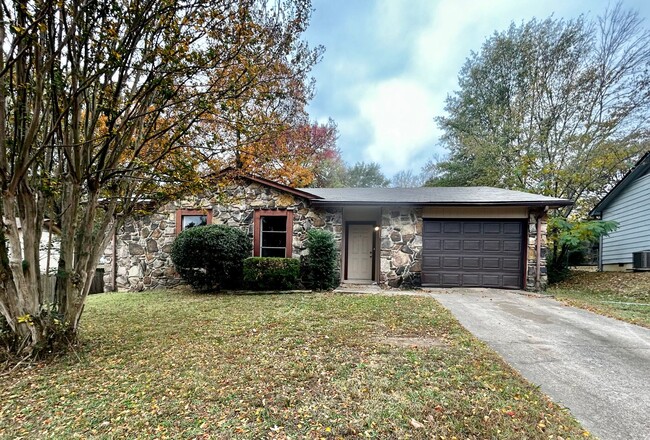 Building Photo - Beautiful 3 Bedroom 2 Bath Home