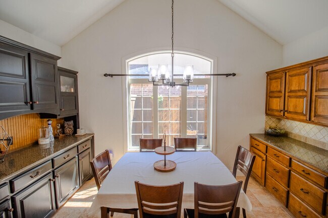 Building Photo - 306 N 10th St