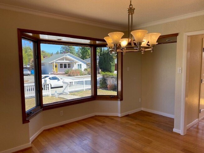 Building Photo - Charming home in great location