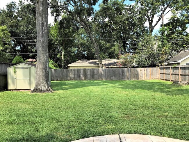 Building Photo - 9710 Pine Lake Dr