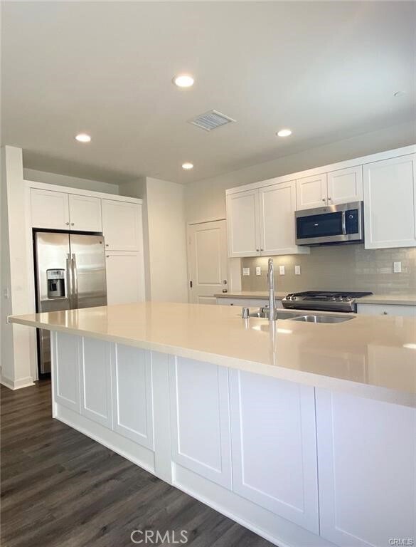 Building Photo - 161 Episode