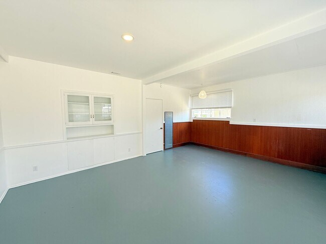 Building Photo - Spacious Studio w/ Kitchen & Bath - Close ...
