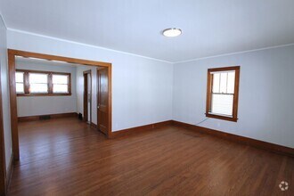 Building Photo - Spacious 3 bedroom 1.5 bathroom home with ...