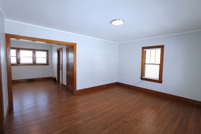 Primary Photo - Spacious 3 bedroom 1.5 bathroom home with ...