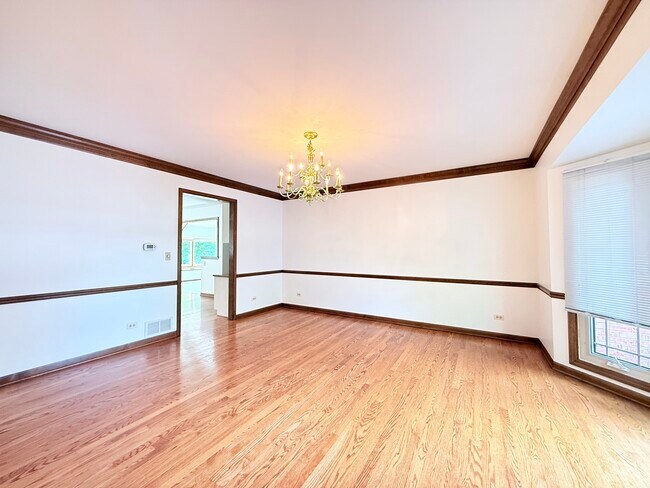 Building Photo - 2318 River Woods Dr