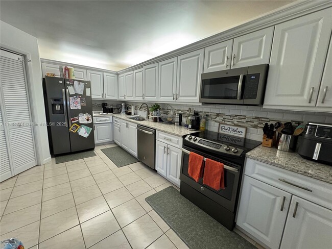 Building Photo - 573 Racquet Club Rd