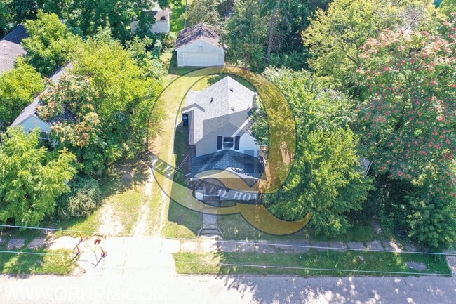 Building Photo - Available Now - 4 BEDROOMS!!!