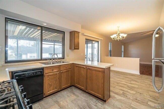 Building Photo - 2018 Creekpoint Dr