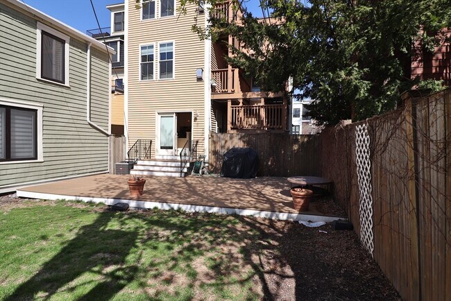 Building Photo - 358 Dorchester St