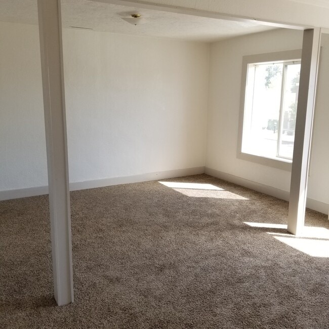 Building Photo - Spacious 2 bed 1 bath apartment on Main st...