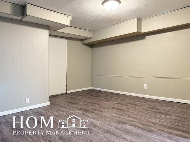 Building Photo - 802 Carney Ave