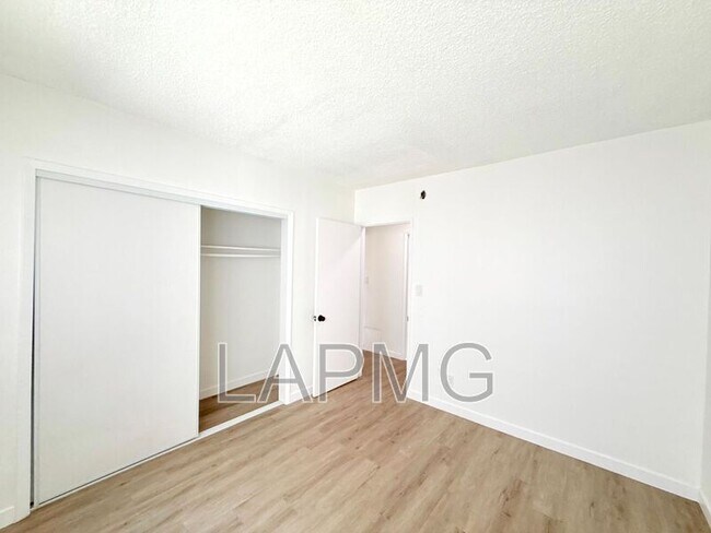 Building Photo - 1426 S Point View St