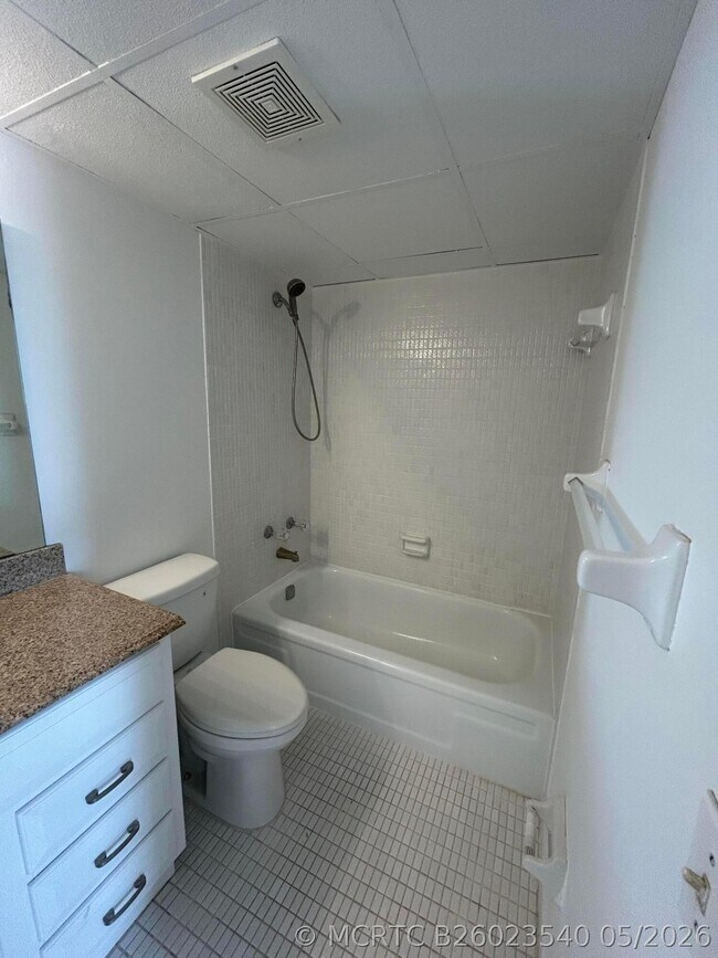 Building Photo - 1005 Country Club Dr