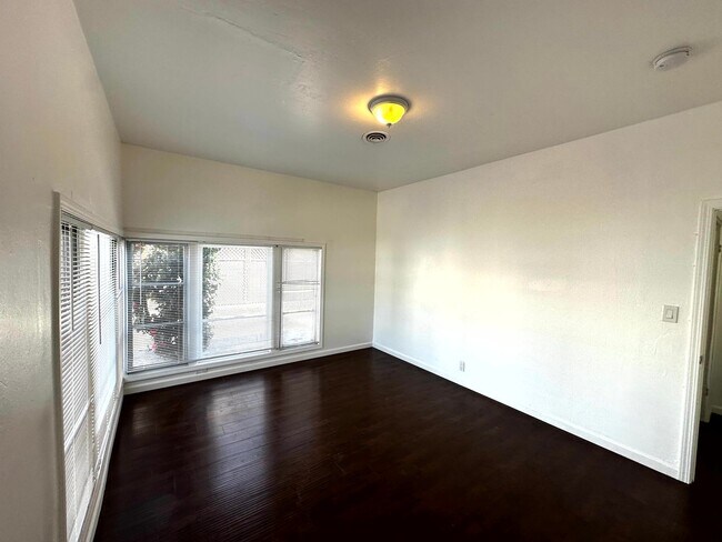 Building Photo - 607-611 N. El Molino Avenue
