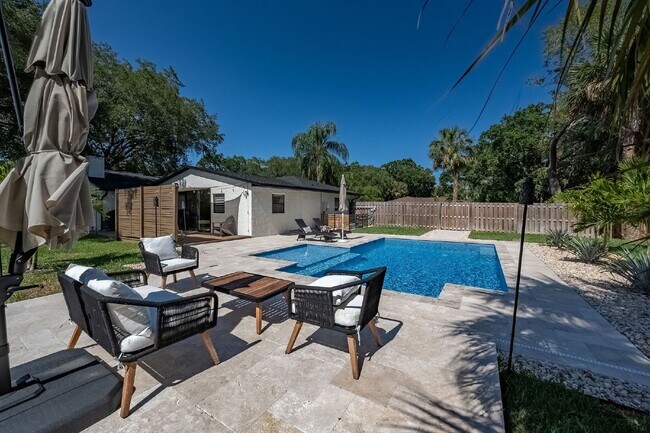 Building Photo - Beautiful pool home in Lockmar Estates