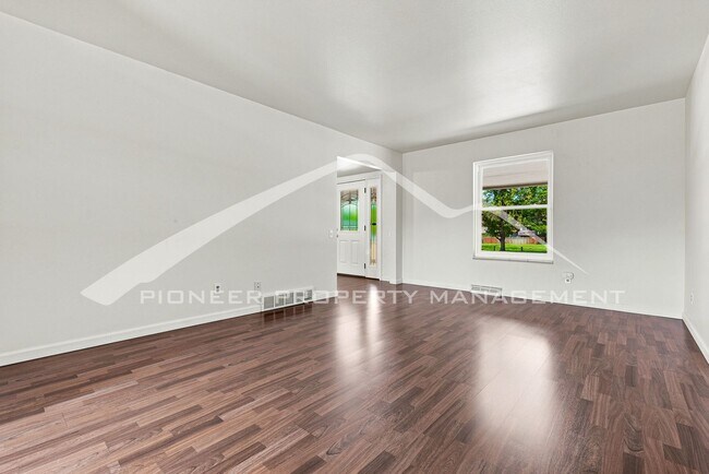 Building Photo - Single Family Home with 2 Car Garage and Central Air!